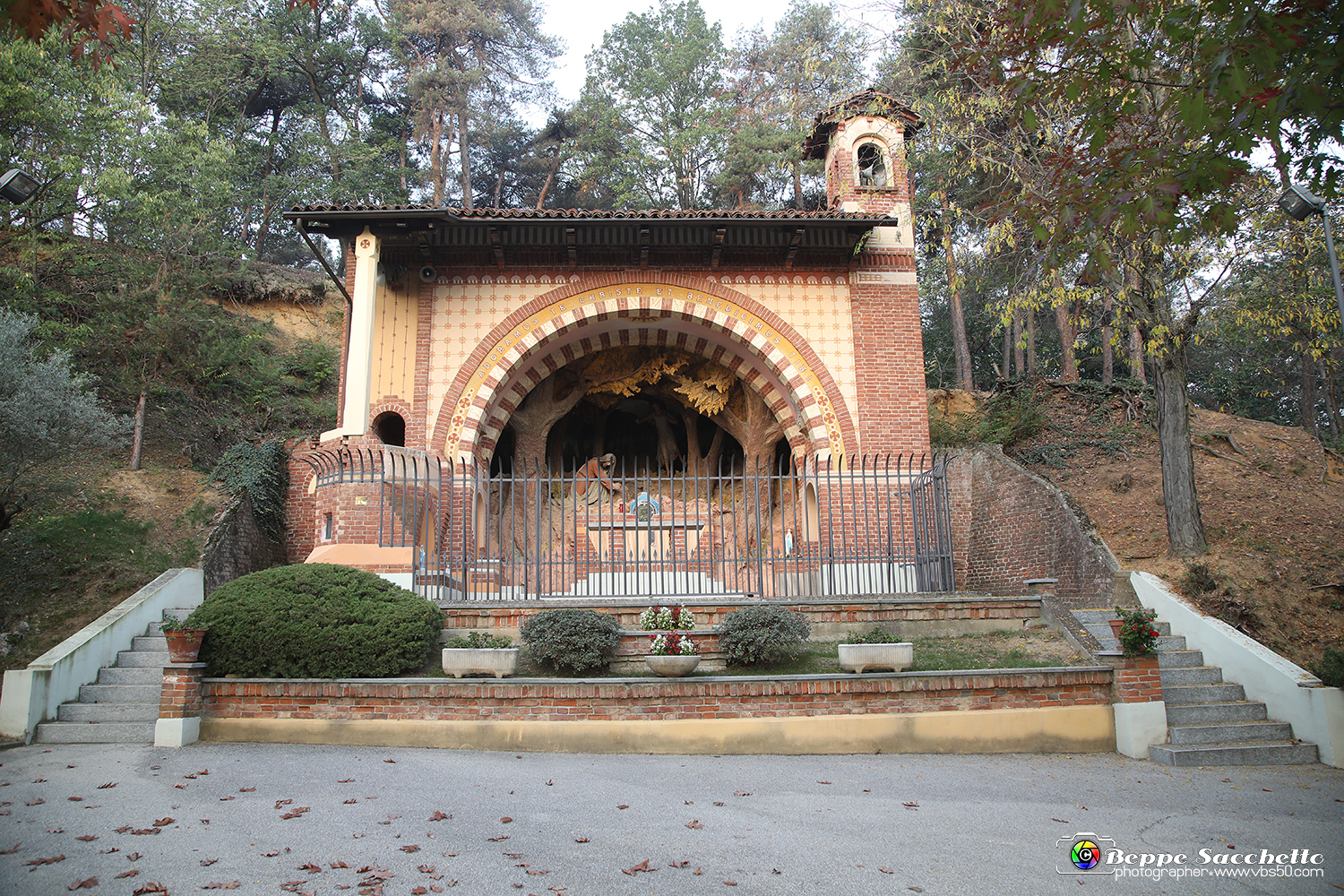 VBS_0847 - I Piloni della Via Crucis del Sacro Monte di Montà d'Alba.jpg